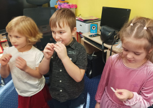 dzieci składają sobie życzenia, dzielą się opłatkiem