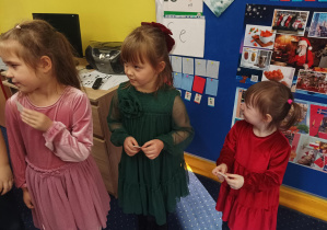 dzieci składają sobie życzenia, dzielą się opłatkiem