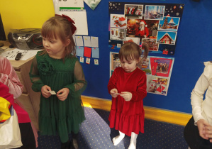 dzieci składają sobie życzenia, dzielą się opłatkiem