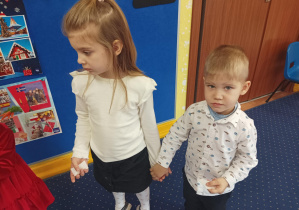 dzieci składają sobie życzenia, dzielą się opłatkiem