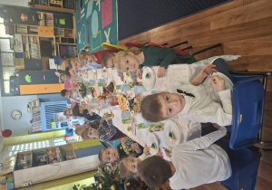 wigilia klasowa w grupie 1, dzieci siedzą przy stolikach