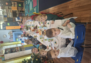 wigilia klasowa w grupie 1, dzieci siedzą przy stolikach