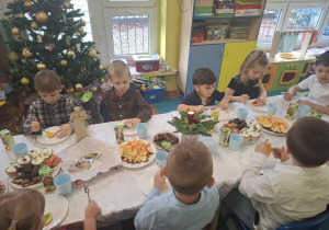 wigilia klasowa w grupie 1, dzieci siedzą przy stolikach