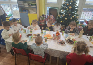 wigilia klasowa w grupie 1, dzieci siedzą przy stolikach