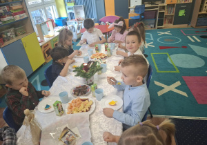 wigilia klasowa w grupie 1, dzieci siedzą przy stolikach