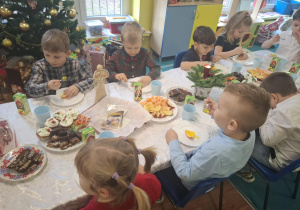 wigilia klasowa w grupie 1, dzieci siedzą przy stolikach