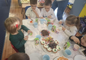 wigilia klasowa w grupie 1, dzieci siedzą przy stolikach