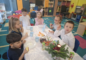 wigilia klasowa w grupie 1, dzieci siedzą przy stolikach