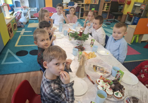 wigilia klasowa w grupie 1, dzieci siedzą przy stolikach