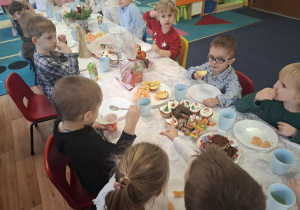 wigilia klasowa w grupie 1, dzieci siedzą przy stolikach