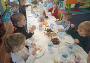 wigilia klasowa w grupie 1, dzieci siedzą przy stolikach