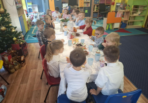 wigilia klasowa w grupie 1, dzieci siedzą przy stolikach