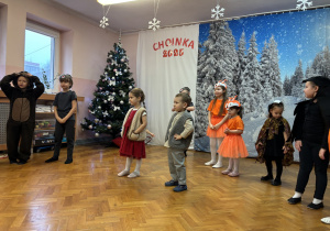 Kaj i Gerda na środku sali.