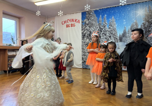 Królowa Lodu tańczy do muzyki.