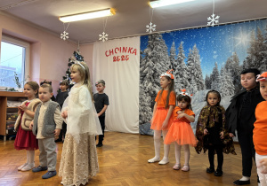 Kaj i Gerda wraz z królową Lodu.