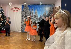 Dzieci śpiewają piosenkę.