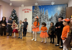 Dzieci grają na instrumentach i śpiewają piosenkę.