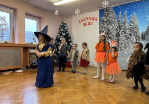 Na środku sali stoi wróżka.