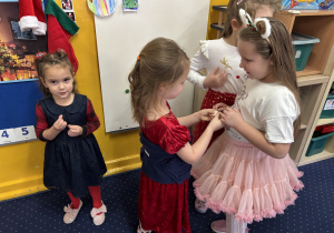 Dzielimy się opłatkiem.