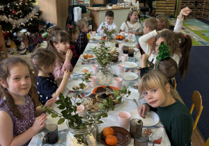 Dzieci zjadają słodkości.