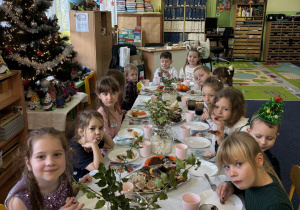 Dzieci zjadają słodkości.