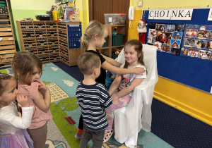 Dzieci składają życzenia.