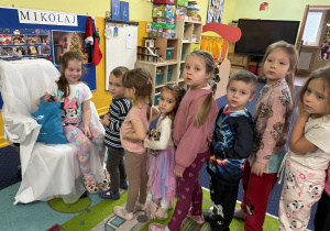 Dzieci składają życzenia.