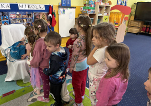 Dzieci składają życzenia.