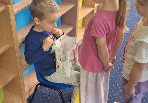 Dzieci składają życzenia.