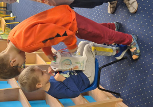 Dzieci składają życzenia.