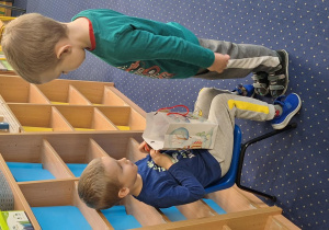 Dzieci składają życzenia.