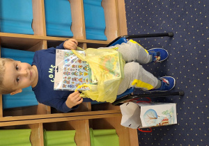 Chłopiec siedzi na krześle.