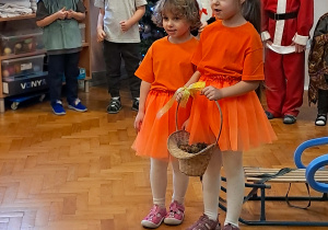 Dzieci prezentują program artystyczny.