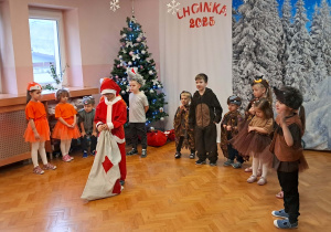 Dzieci prezentują program artystyczny.