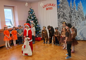 Dzieci prezentują program artystyczny.