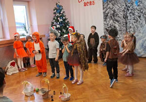 Dzieci prezentują program artystyczny.