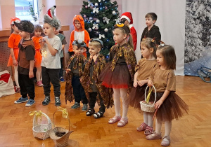 Dzieci prezentują program artystyczny.