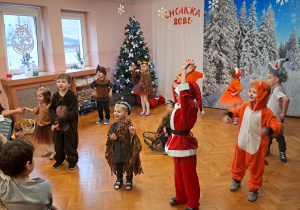 Dzieci prezentują program artystyczny.