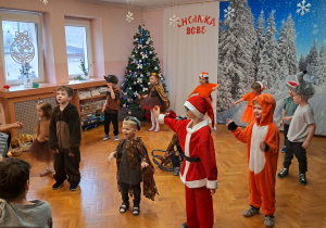 Dzieci prezentują program artystyczny.