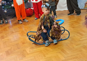 Dzieci prezentują program artystyczny.