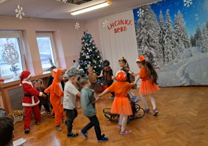 Dzieci prezentują program artystyczny.