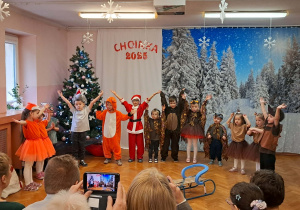 Dzieci prezentują program artystyczny.