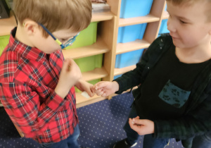 Dzieci dzielą się opłatkiem.