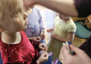 Dzieci dzielą się opłatkiem.