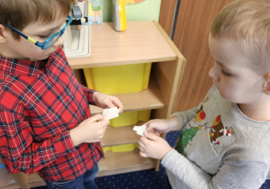 Dzieci dzielą się opłatkiem.