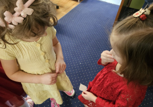 Dzieci dzielą się opłatkiem.