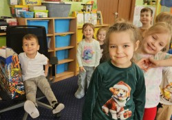 Dzieci pozują do zdjęcia.