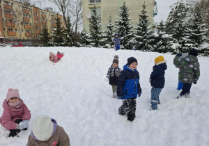 dzieci bawią się na śniegu