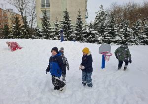 dzieci bawią się na śniegu