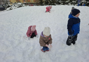 dzieci bawią się na śniegu